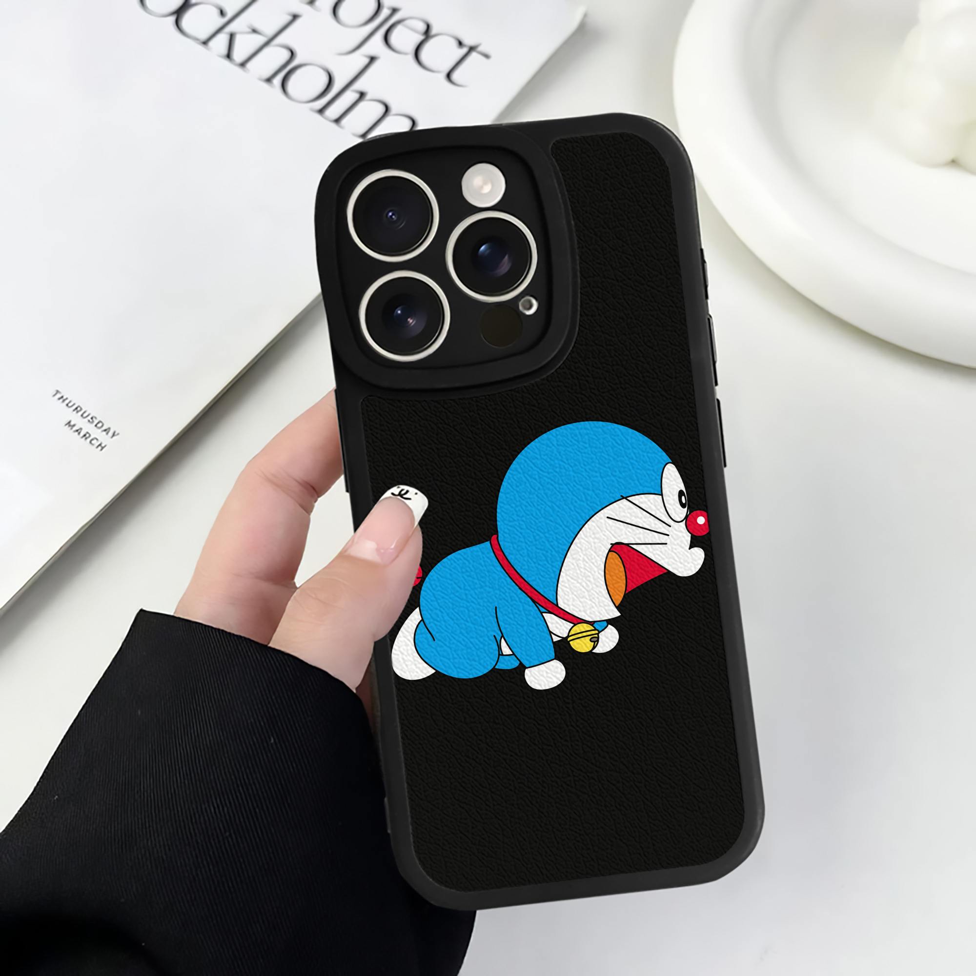 （画像用） ドラえもん Doraemon 【iPhone 16シリーズ対応】シリコンスマホケース（レザー調） 材質：シリコン